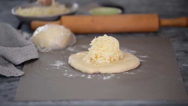 Close-up mãos de padeiro preparando cozinha tradicional georgiana khachapuri. — Vídeo de Stock