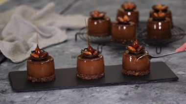 Çikolata aynalı jöleli mini kremalı tatlı. Modern Avrupa pastası.