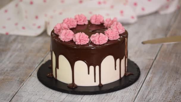 Delicioso pastel de cereza casero. Pastel decorado con flores de crema rosa. — Vídeo de stock