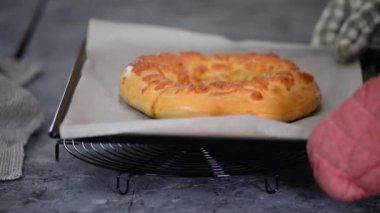 Fırında khachapuri ve fırında peynir..