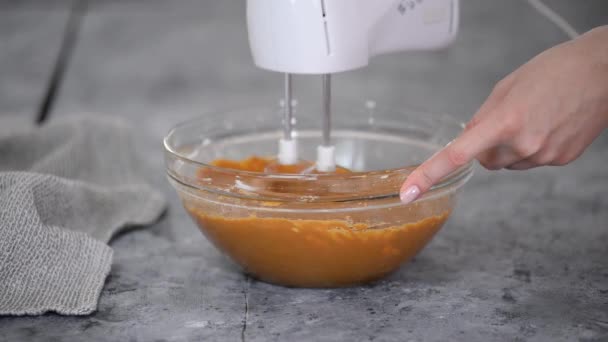 A karamellás tészta készítésének folyamata, a nők kézzel ostorozzák a tésztát. — Stock videók