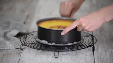 Yeni pişmiş Fransız turtası pastacısı. Geleneksel Fransız Kremalı Turtası.