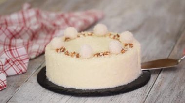 Çikolata ve bademle süslenmiş Hindistan cevizli kremalı kek..