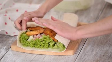 Kadın tavuk ve sebzeli pide yapıyor..