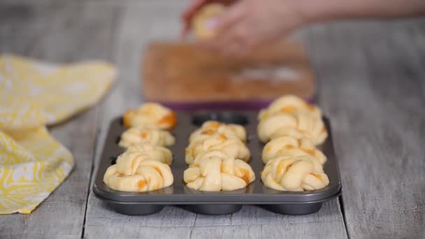 Frauenhände backen süße Brötchen. Der Prozess, Brötchen zu backen. Backkonzept. — Stockvideo