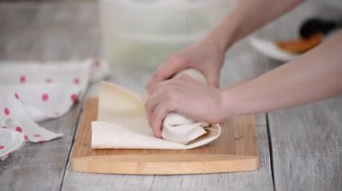 Kadın tavuk ve sebzeli pide yapıyor..