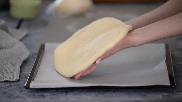 Primeros planos de las manos de las panaderas que preparan la cocina tradicional georgiana khachapuri. — Vídeos de Stock