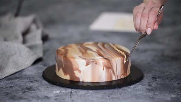 Söt chokladkaka dekorerad med guldblad. Modern europeisk dessert. — Stockvideo