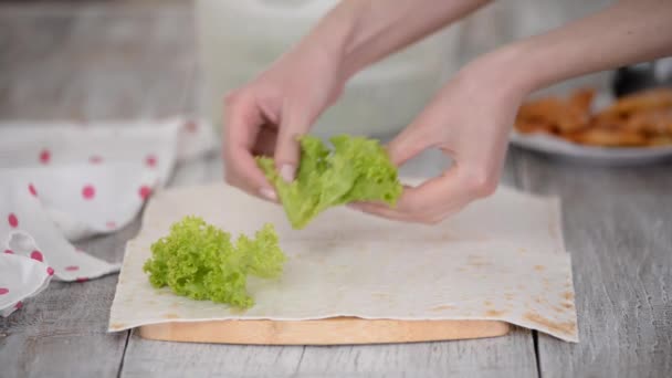 Chef sätta på gröna blad grönsaker på pitabröd. — Stockvideo