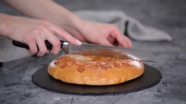 Şef lezzetli Khachapuri 'yi parçalara ayırdı.