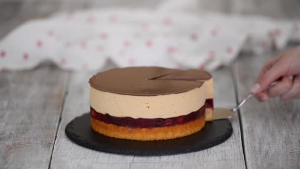 Delicioso pastel de cereza casero con mousse de caramelo y capa de pastel de esponja. — Vídeo de stock
