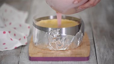 Kadın pasta şefi mutfakta dutlu kek hazırlıyor..