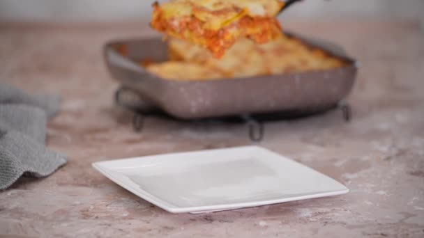 Sabrosa lasaña italiana tradicional. Trozo de lasaña en plato blanco. — Vídeo de stock