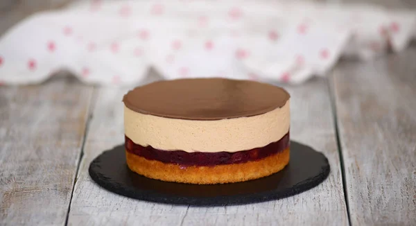 美味的自制樱桃蛋糕 配以焦糖慕斯和海绵蛋糕层 — 图库照片