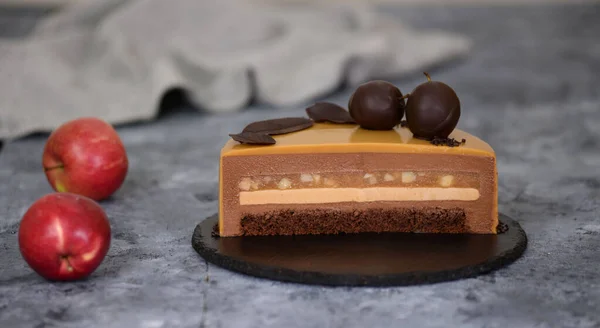 Aynalı karamelli elmalı kremalı pasta. Sonbahar pastası. Fransız yemeği.