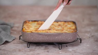 İtalyan Lazanya Bolonezi Kesen Kadın El.