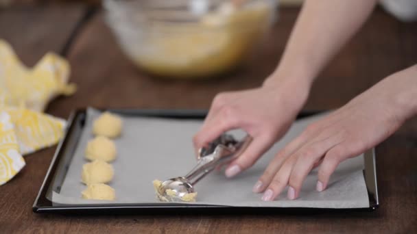 Steg för steg. Skopa hembakade kakor med metalldegsskopa till bakplåten. — Stockvideo