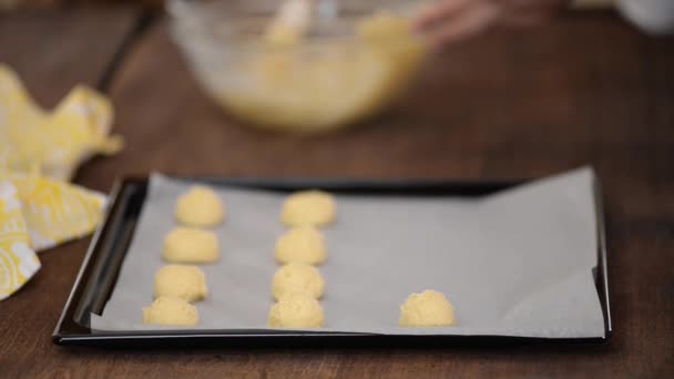 Шаг за шагом. Сбор домашнего печенья с металлическим тестом для выпечки. — стоковое видео