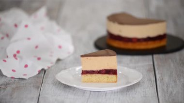 Beyaz tabakta karamel kremalı vişneli kek..