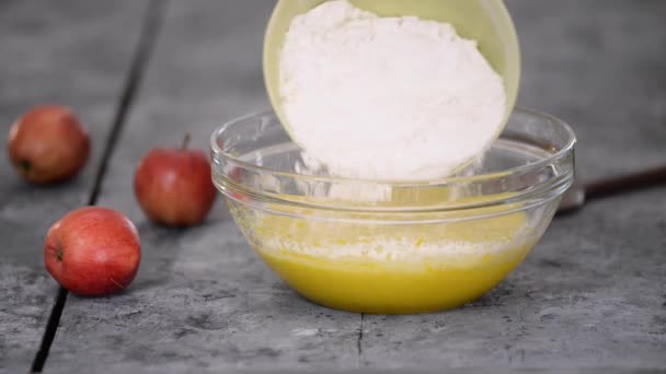 Tambahkan tepung ke adonan dan aduk dalam mangkuk kaca. — Stok Video