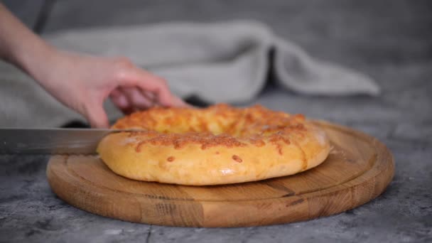 Chef corta delicioso Khachapuri a piezas. — Vídeos de Stock