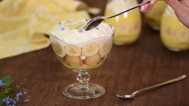 Muzlu kremalı puding ve ezilmiş kurabiye..