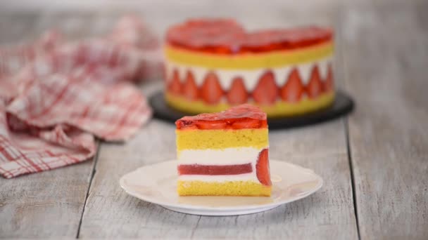 Stück frisch gebackener Kuchen mit Erdbeergelee-Belag. — Stockvideo