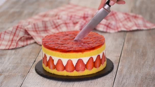 Frisch gebackener Kuchen mit Erdbeergelee-Belag schneiden. — Stockvideo