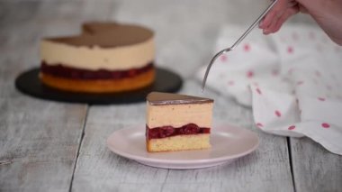 Karamelli kremalı vişneli pasta yiyen bir kadın..