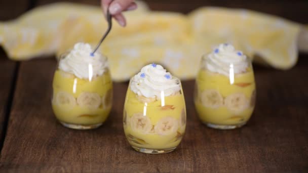 Pastry chef decorate banana pudding with flowers. — Stock Video