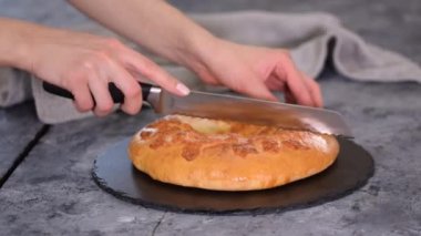 Masasında peynir olan taze pişmiş khachapuri.