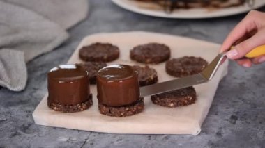 Çikolatalı kremalı pasta yapma süreci. Modern Avrupa pastası.