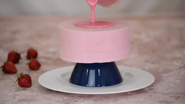 Banketbakker bereidt modern Frans mousse dessert met spiegelglazuur. — Stockvideo