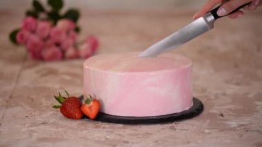 Çilekli kremalı pastayı pembe ayna jöleli kesiyorum..