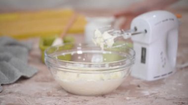 Genç ev hanımı silinmiş krem karıştırıyor..