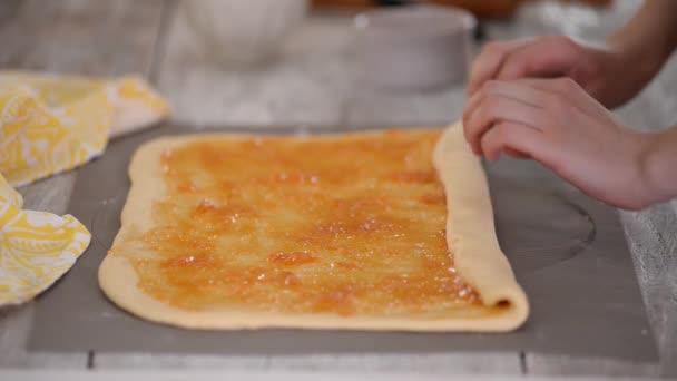 Крупный план женщины, готовящей булочки с абрикосовым джемом. — стоковое видео