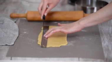 çiğ hamur un içinde bir bıçak ile kesme. yakın çekim el hamur kesme.