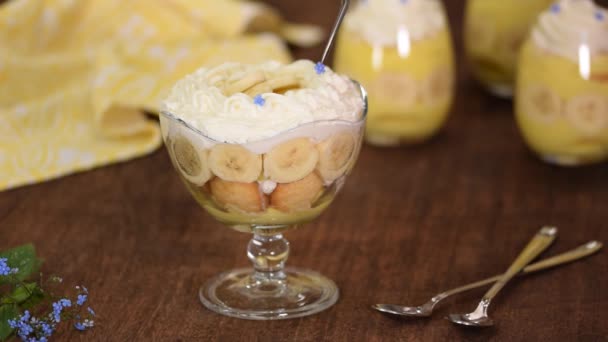 Pastelaria chef decorar pudim de banana com flores. — Vídeo de Stock