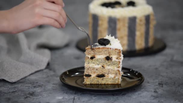Кусок вкусного торта с черносливом, орехами и маком. — стоковое видео