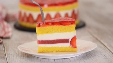 Üzerine çilek reçeli konmuş bir parça taze kek..