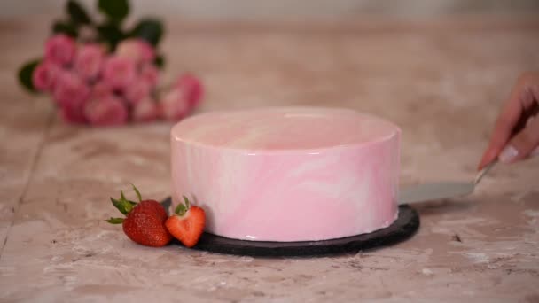 Bolo Mousse Morango Moderno Com Esmalte Espelho Rosa — Vídeo de Stock