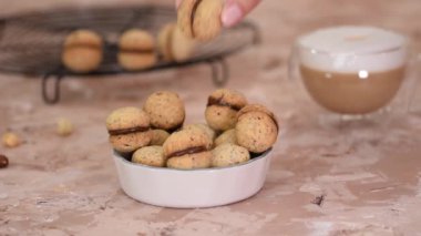 Baci di dama ev yapımı İtalyan fındıklı bisküvi çikolatalı ve bir fincan kahveli..