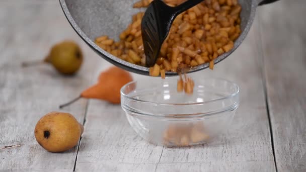 Lägga stuvade päron med kanel i skålen. — Stockvideo