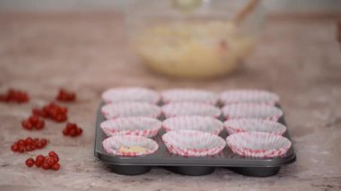 Frenk üzümlü kek pişirme işlemi. Ev yapımı çiğ kekler..