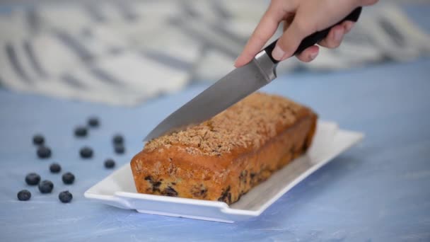 Cortar un pastel de libra desmenuzada de arándanos frescos. — Vídeos de Stock