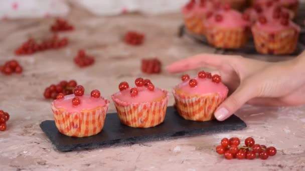 Lekkere muffins met rode bessen en suiker glazuur. — Stockvideo