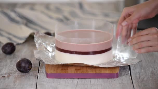 Pastry chef making plum mousse cake. — Stock Video