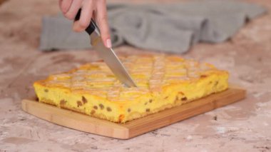 Geleneksel Polonya pastasını kuru üzümle kesen kadın..