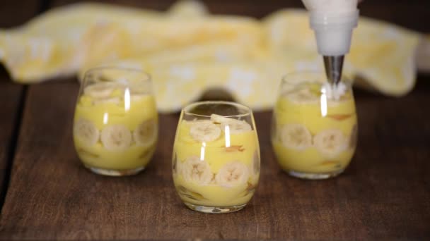 Pastelero Decoró Budín Plátano Con Crema Batida — Vídeos de Stock