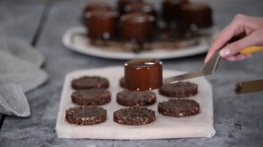 Çikolatalı kremalı pasta yapma süreci. Modern Avrupa pastası.